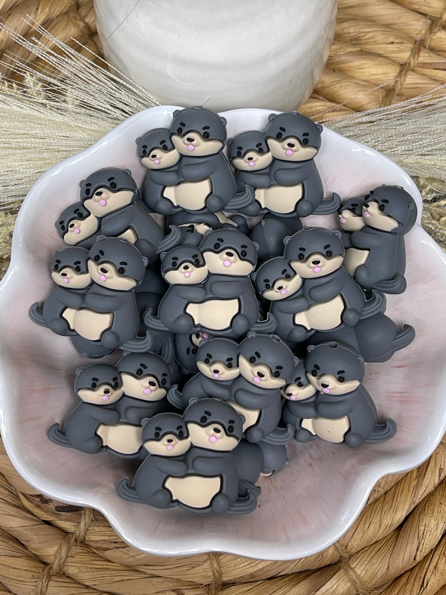 3D Momma and Baby Otter Grey Focal