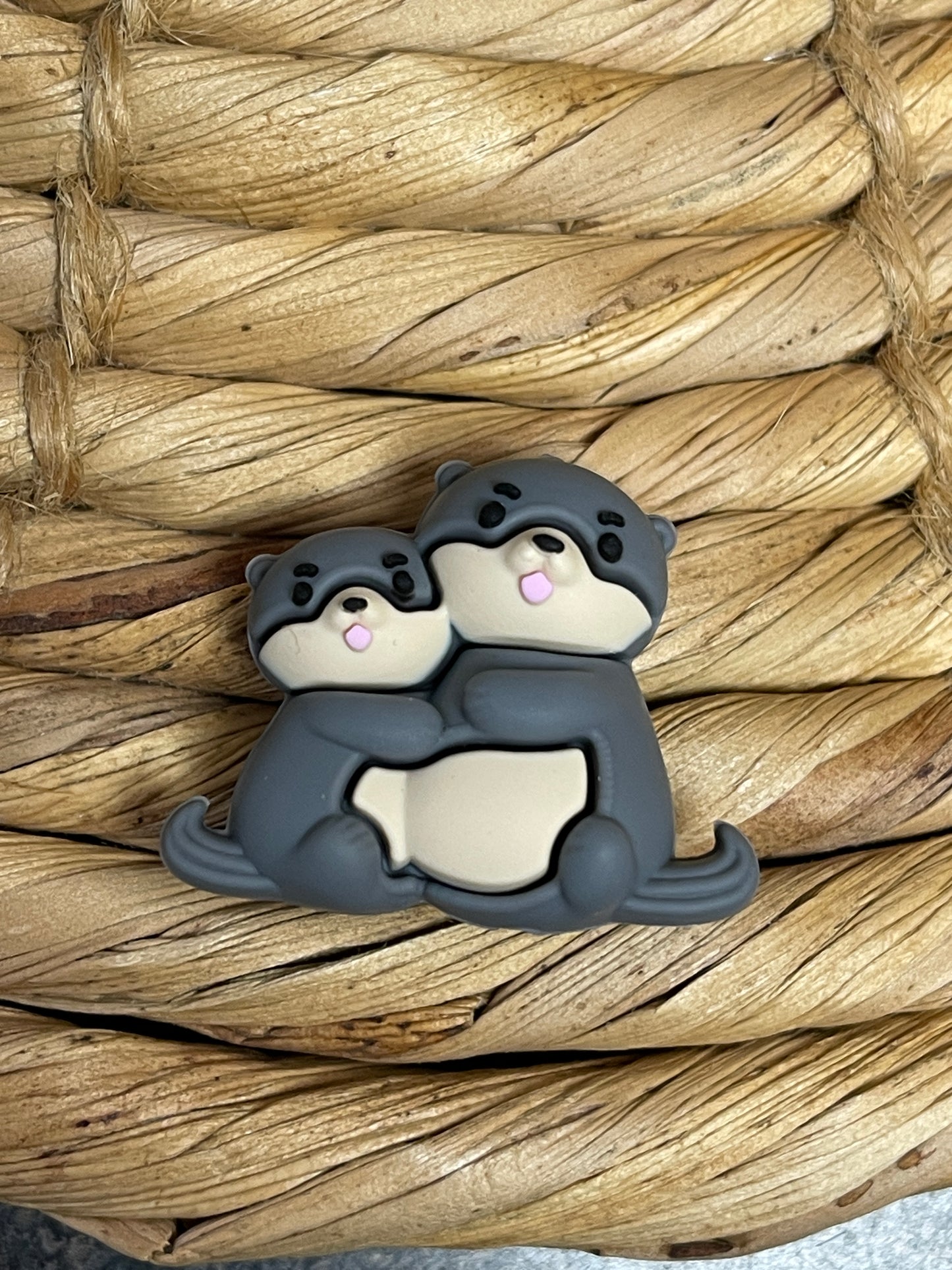 3D Momma and Baby Otter Grey Focal