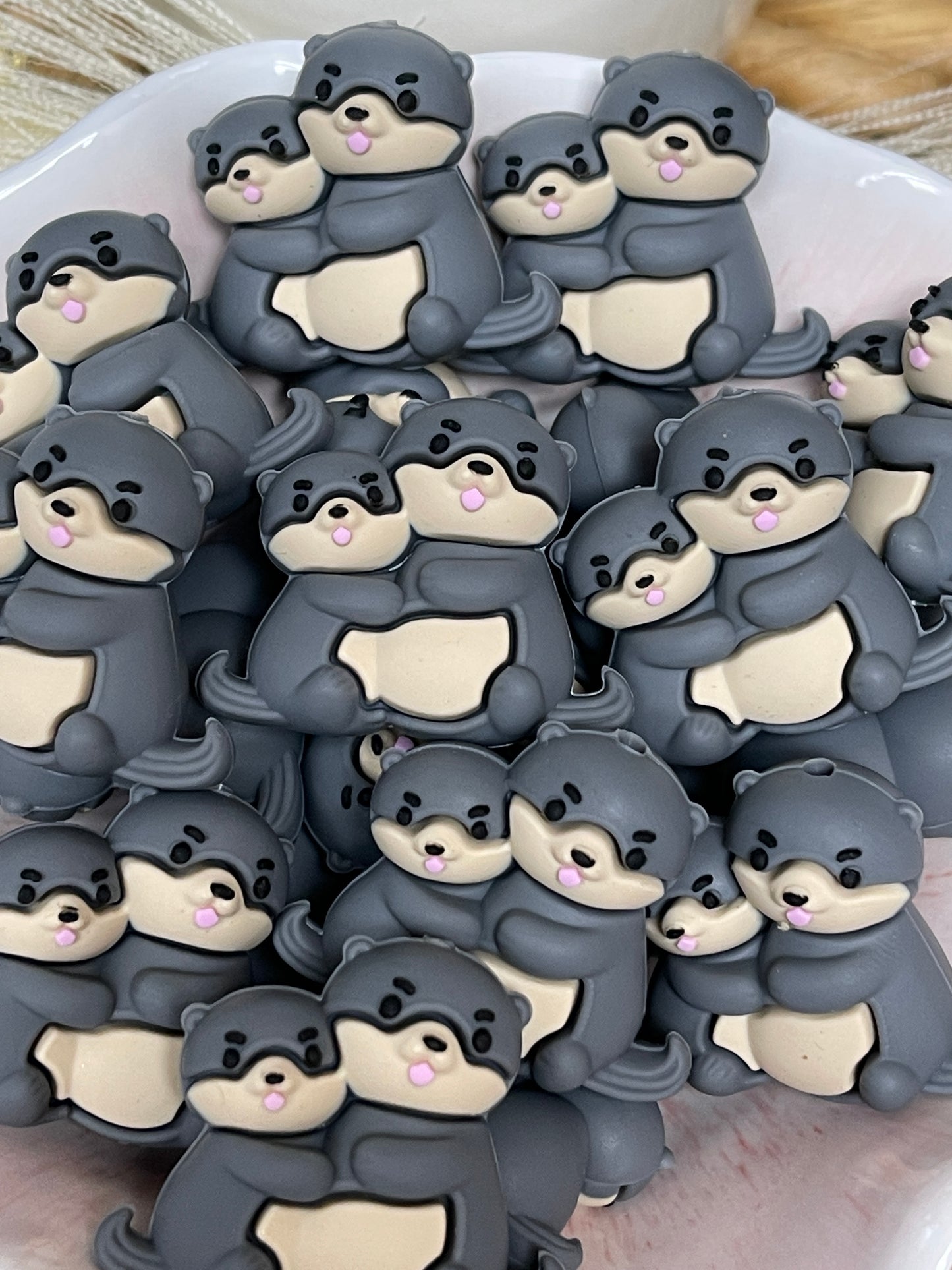 3D Momma and Baby Otter Grey Focal